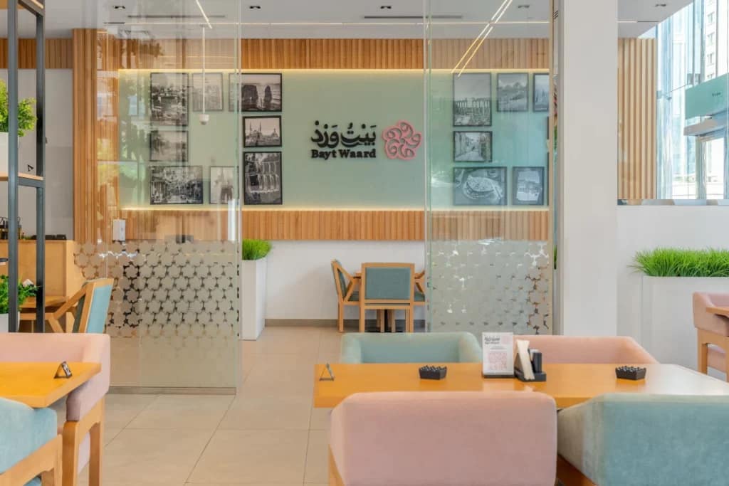 عشاء لبناني في دبي – استمتع بنكهات المساء الأصيلة في بيت ورد