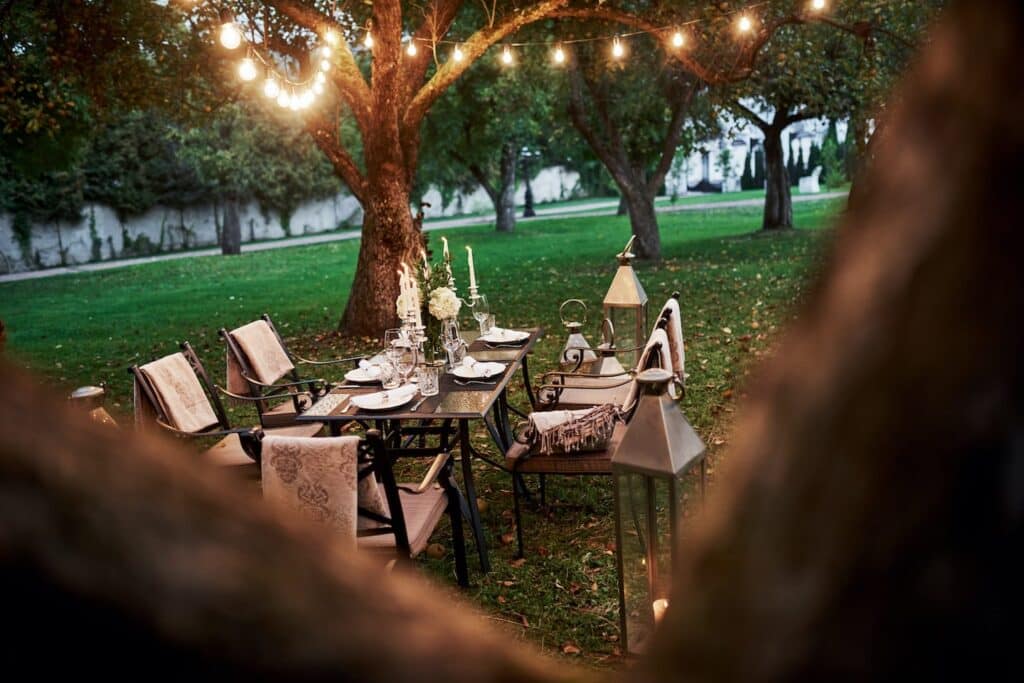 جلسات خارجية دبي – استمتع بتجربة الطعام في الهواء الطلق لدى بيت ورد