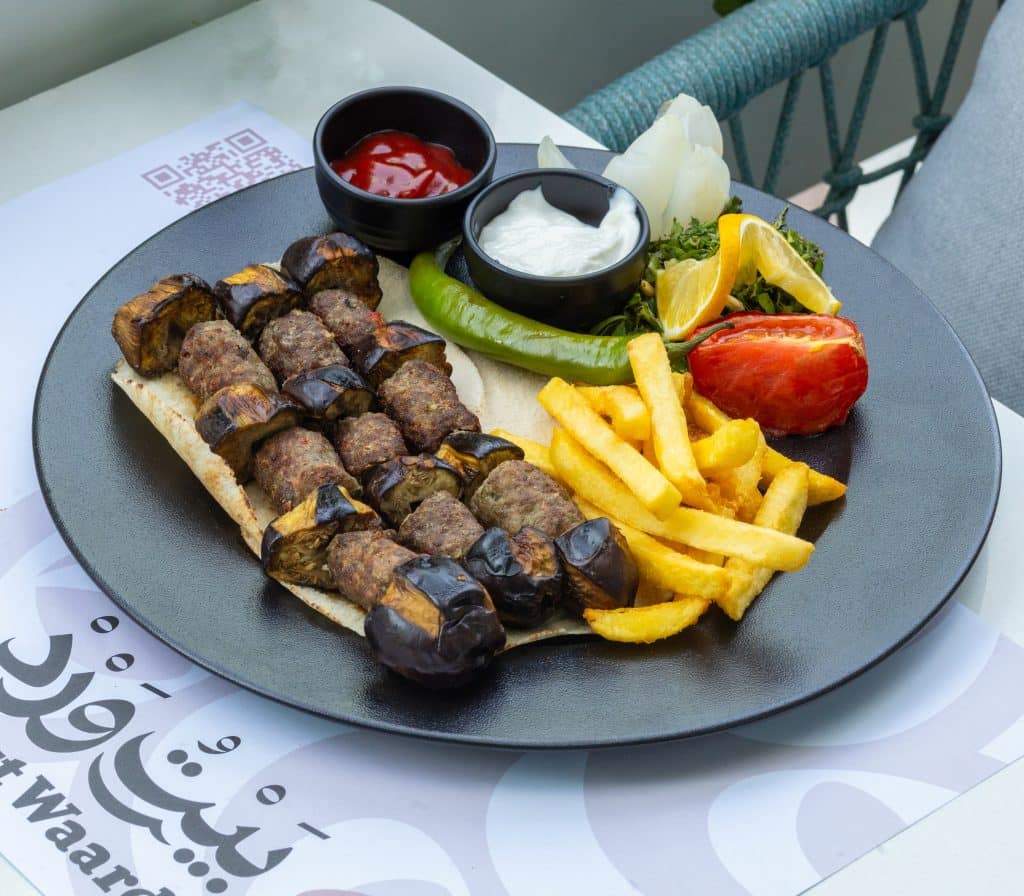 مطاعم دبي التي تقدم المشاوي المشكلة: استمتع بالنكهات الأصيلة في بيت ورد