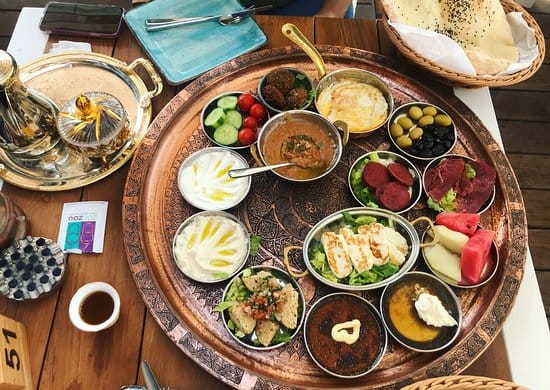 أفضل مطعم في آل مكتوم دبي – تجربة طعام فاخرة في بيت ورد